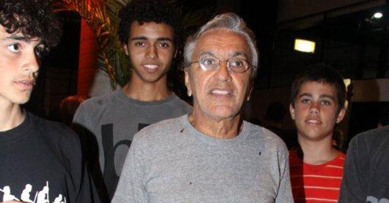 Caetano Veloso confere show de Chico Buarque no Rio de Janeiro
