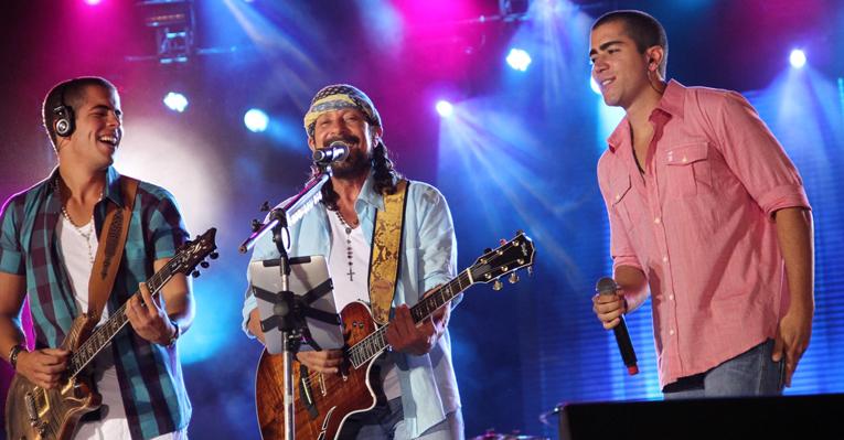 Bell Marques canta com os filhos em show do Chiclete com Banana e se emociona