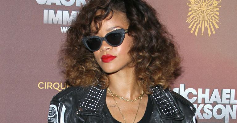 Rihanna aparece vestida de roqueira em estreia de show que homenageia Michael Jackson