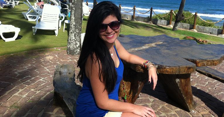 Após voltar do Canadá, Luíza curte praia em Salvador
