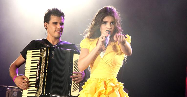 Paula Fernandes se rende ao hit ‘Ai, Se Eu Te Pego’ em Salvador