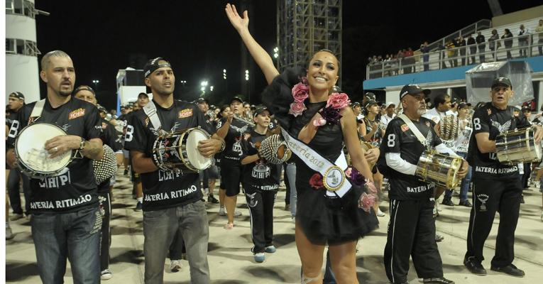 Madrinha de bateria, Sabrina Sato agita ensaio da Gaviões da Fiel