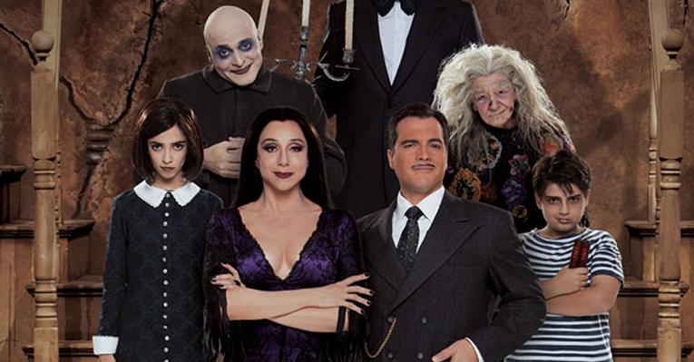 Musical ‘A Família Addams’ divulga primeira foto de Marisa Orth como Mortícia