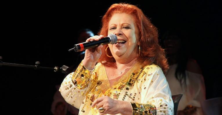 Beth Carvalho canta seu samba no Rio de Janeiro