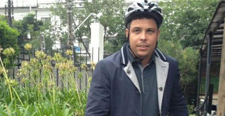 Ronaldo Nazário vai a reunião de bicicleta