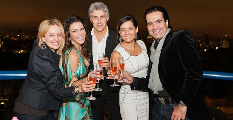 Gisele Fraga comemora aniversário ao lado de amigos e namorado