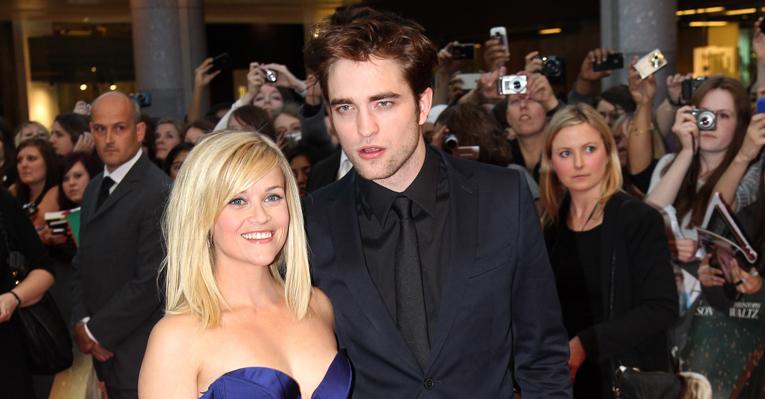Reese Witherspoon elogia forma com que Robert Pattinson lida com a fama