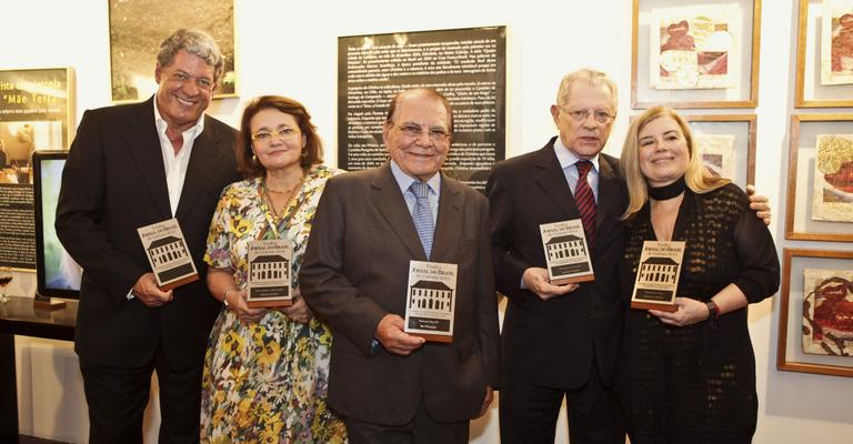 A exposição laureada da artista Christina Oiticica