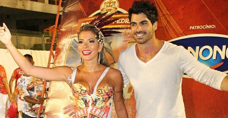 Adriana Santana desfila com fantasia de guerreira no carnaval