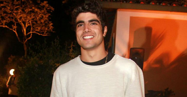 Após queda, Caio Castro está com a perna imobilizada
