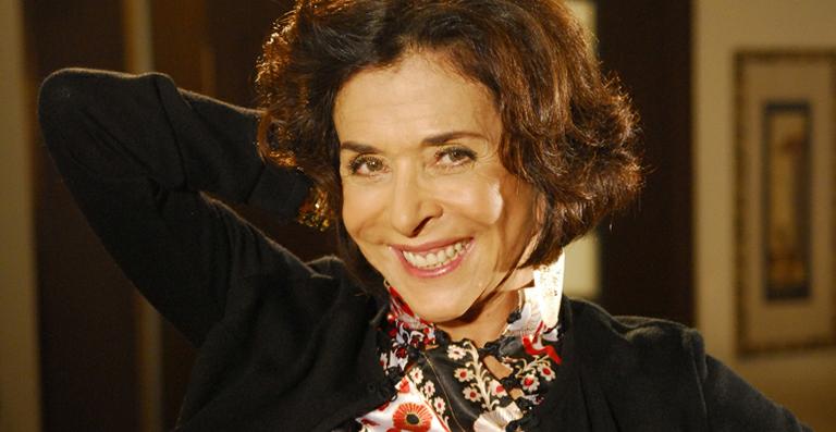 Betty Faria se recupera de fratura na bacia e usa andador