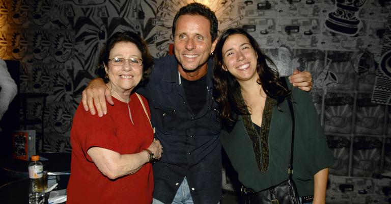 Tony Belloto com a mãe e a primogênita em lançamento do DVD ‘Afinando a Língua’