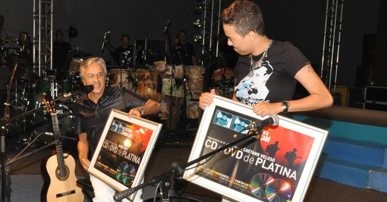 Caetano Veloso e Maria Gadú recebem disco de platina