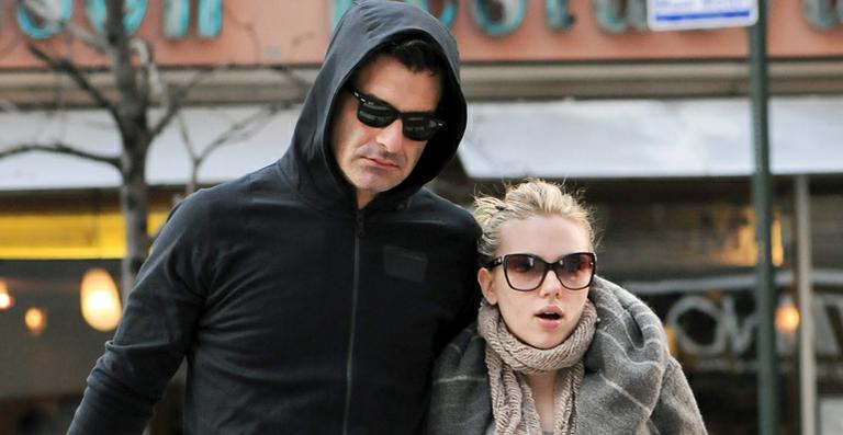 Scarlett Johansson aparece com novo namorado