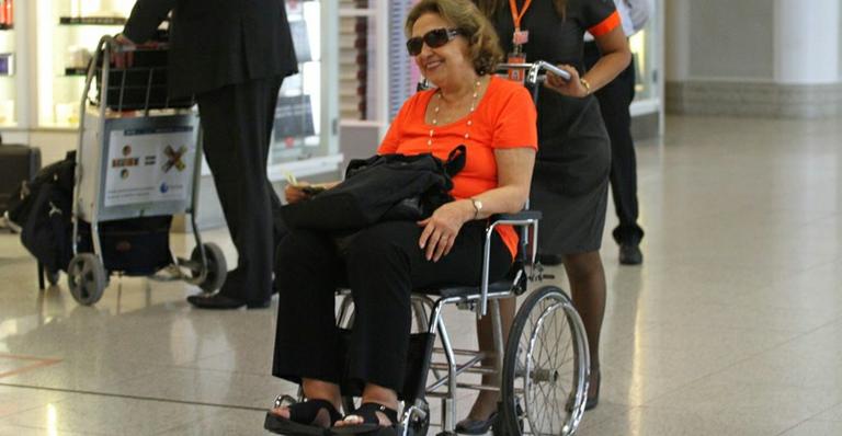 Eva Wilma fratura dedo do pé e circula de cadeira de rodas