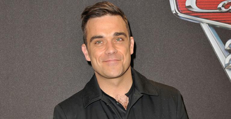 Robbie Williams planeja encomendar escultura da esposa em seu tamanho real
