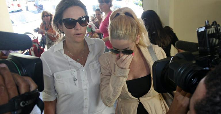 Com a boca machucada, Danielle Winits vai à delegacia depor sobre acidente em ‘Xanadu’