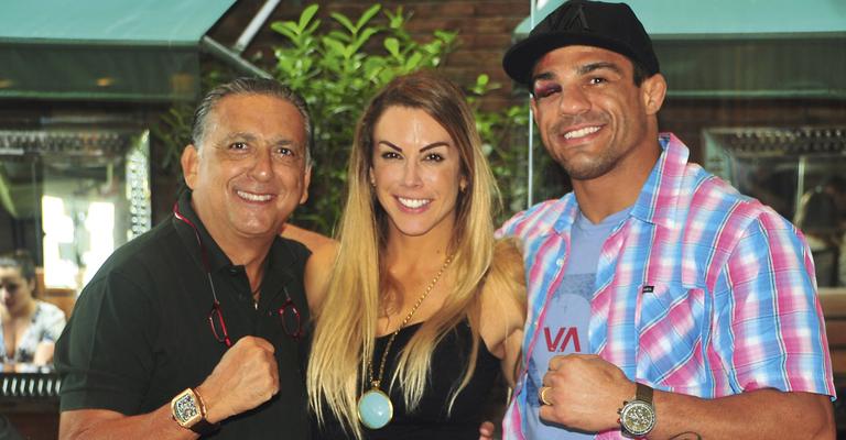 Luvas em homenagem a Vitor Belfort no Rio