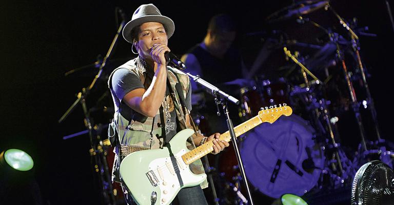 Galã Ashton Kutcher no show de Bruno Mars com tops