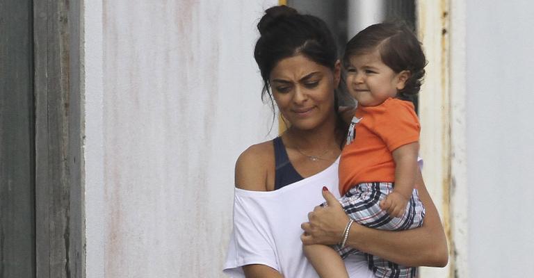 Juliana Paes passeia com Pedro