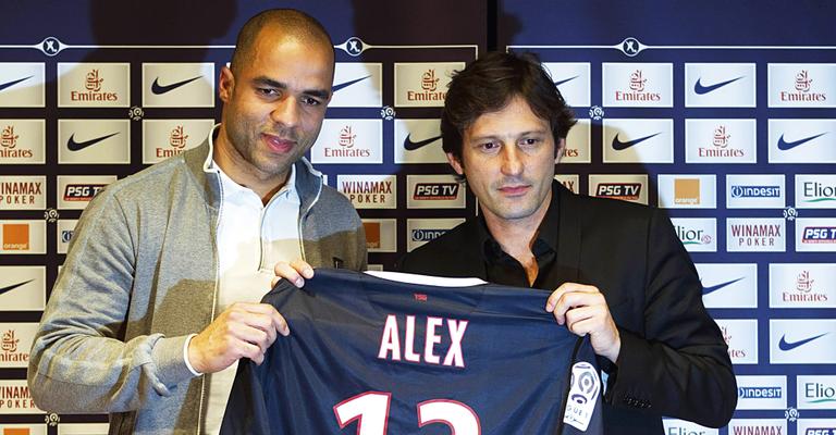 Leonardo apresenta zagueiro Alex