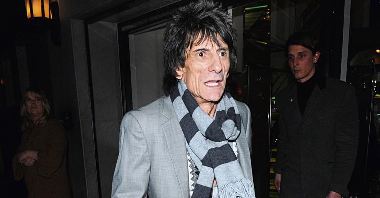 Ron Wood de bengala segue trabalhando