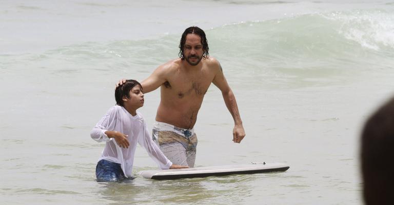 Gabriel O Pensador ensina Tom a surfar