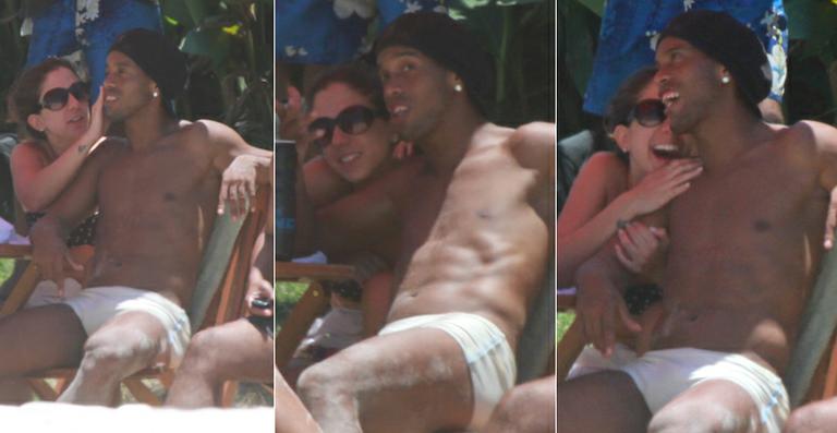 Ronaldinho Gaúcho ganha carinho de morena na praia