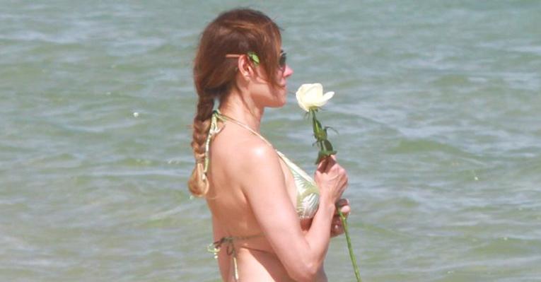Christiane Torloni faz oferenda para Iemanjá
