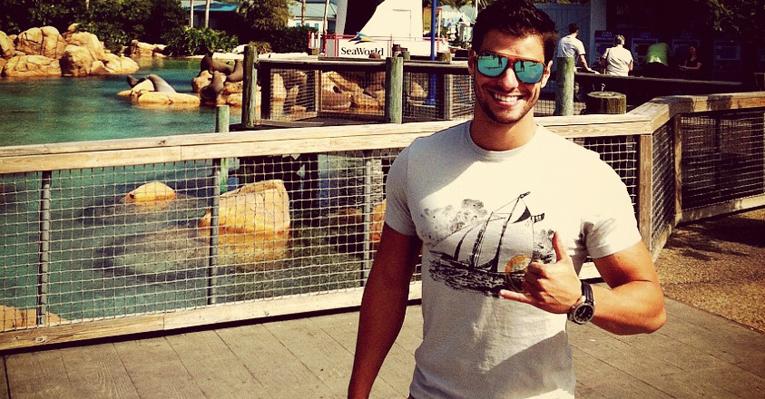 Solteiro, Lucas Malvacini visita a Disney e diz que não falou mais com Bárbara Evans