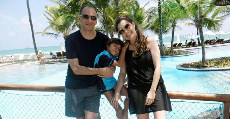 Britto Jr. curte férias após ‘Fazenda’ e perda da mãe