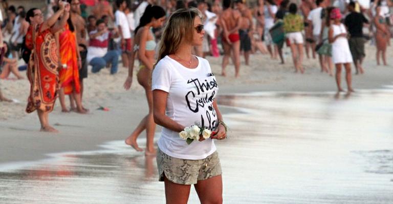 Grávida, Luana Piovani oferece flores para Iemanjá em praia no Rio