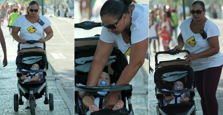 Solange Couto passeia com o pequeno Benjamin