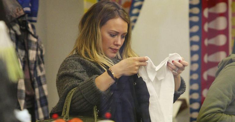 Hilary Duff compra enxoval do herdeiro