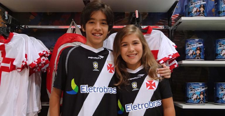Matheus Costa participa do lançamento das novas camisas do Vasco