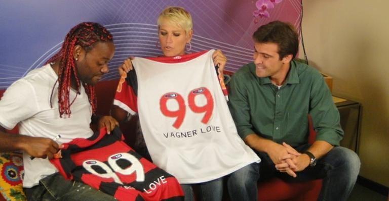 Xuxa ganha camisa do Flamengo autografada por Vagner Love