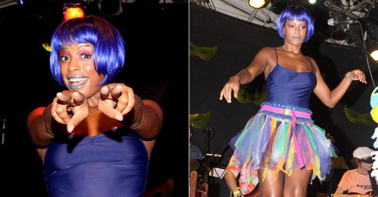 Com peruca azul e fantasia, Thalma de Freitas agita baile pré-carnavalesco no Rio
