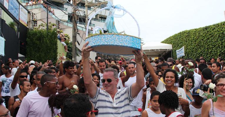 Luiz Fernando Guimarães inaugura hostel e celebra a rainha do mar