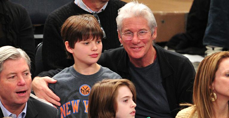 Richard Gere leva filho a jogo de basquete nos Estados Unidos