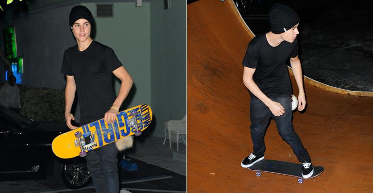 Justin Bieber mostra agilidade ao andar de skate para fãs