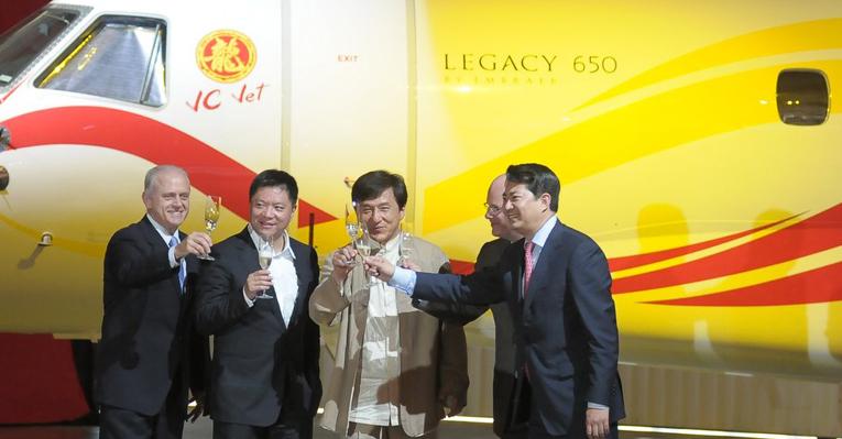 Jackie Chan compra avião brasileiro de 30 milhões de dólares