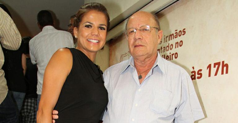 Nívea Stelmann leva o pai para ver estreia de peça no Rio