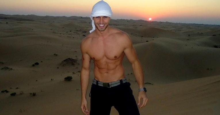 Confira fotos da viagem de Jonas, do BBB12, para Abu Dhabi