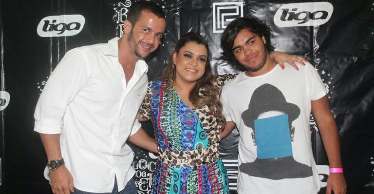 Preta Gil é tietada pela família e amigos em show