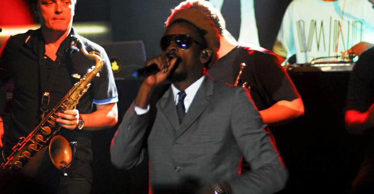 Seu Jorge canta no aniversário da escola de samba Vai-Vai