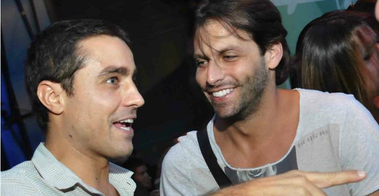 Ricardo Pereira e Henri Castelli curtem festa no Rio