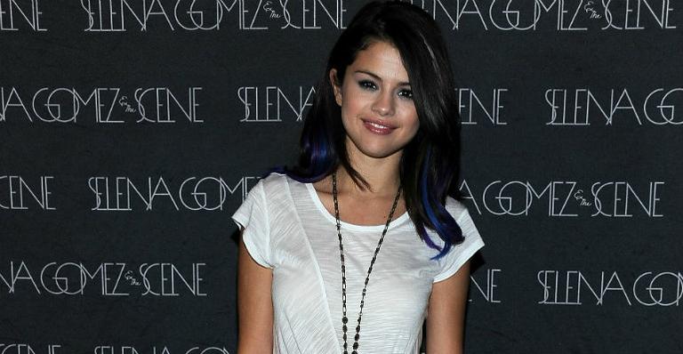 Selena Gomez saúda fãs brasileiros no Twitter