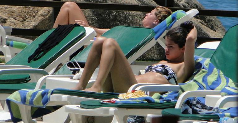 Selena Gomez relaxa em piscina de hotel no Rio