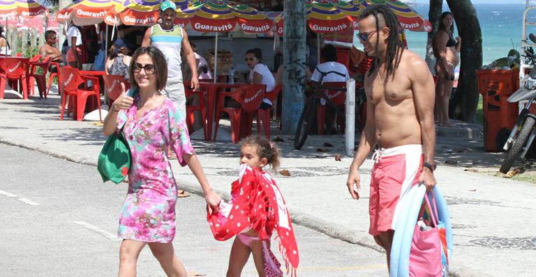 Tania Khalill e Jairzinho curtem sábado de sol com a filha Isabella