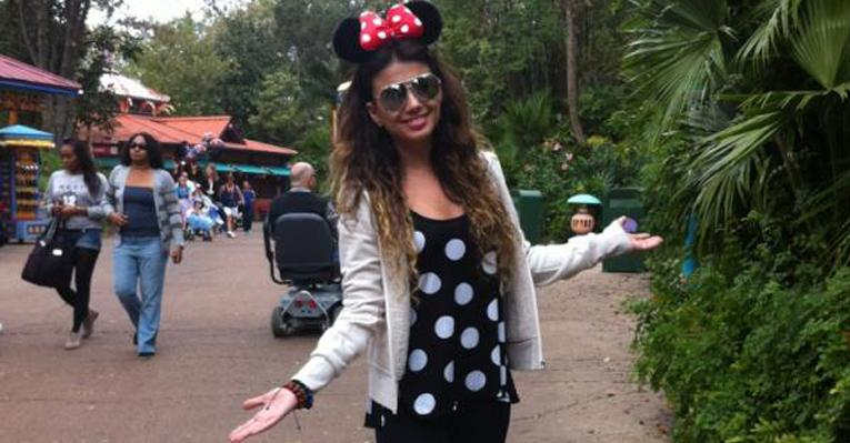 Paula Fernandes posa de Minnie Mouse durante passeio pela Disney